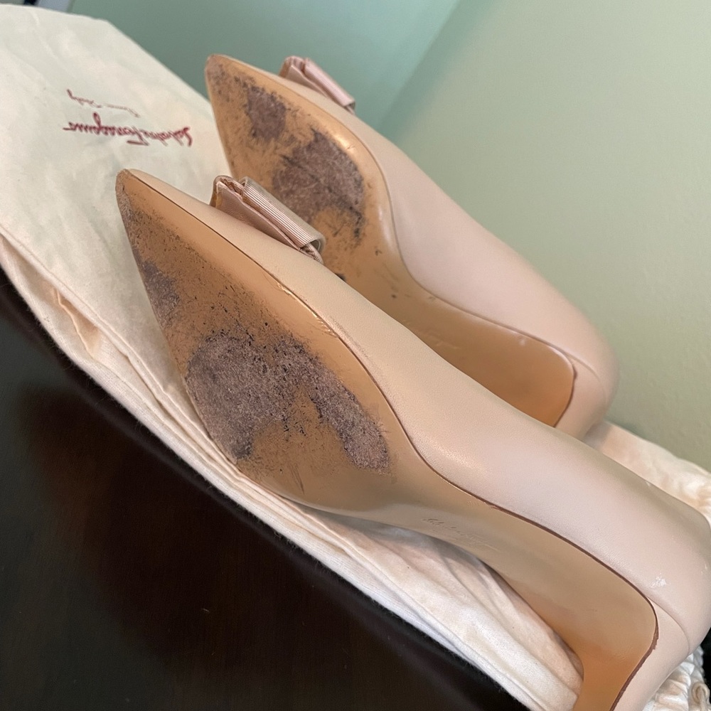 Nude Ferragamo Pumps with Bow and gold hardware. - Picture 3 of 5